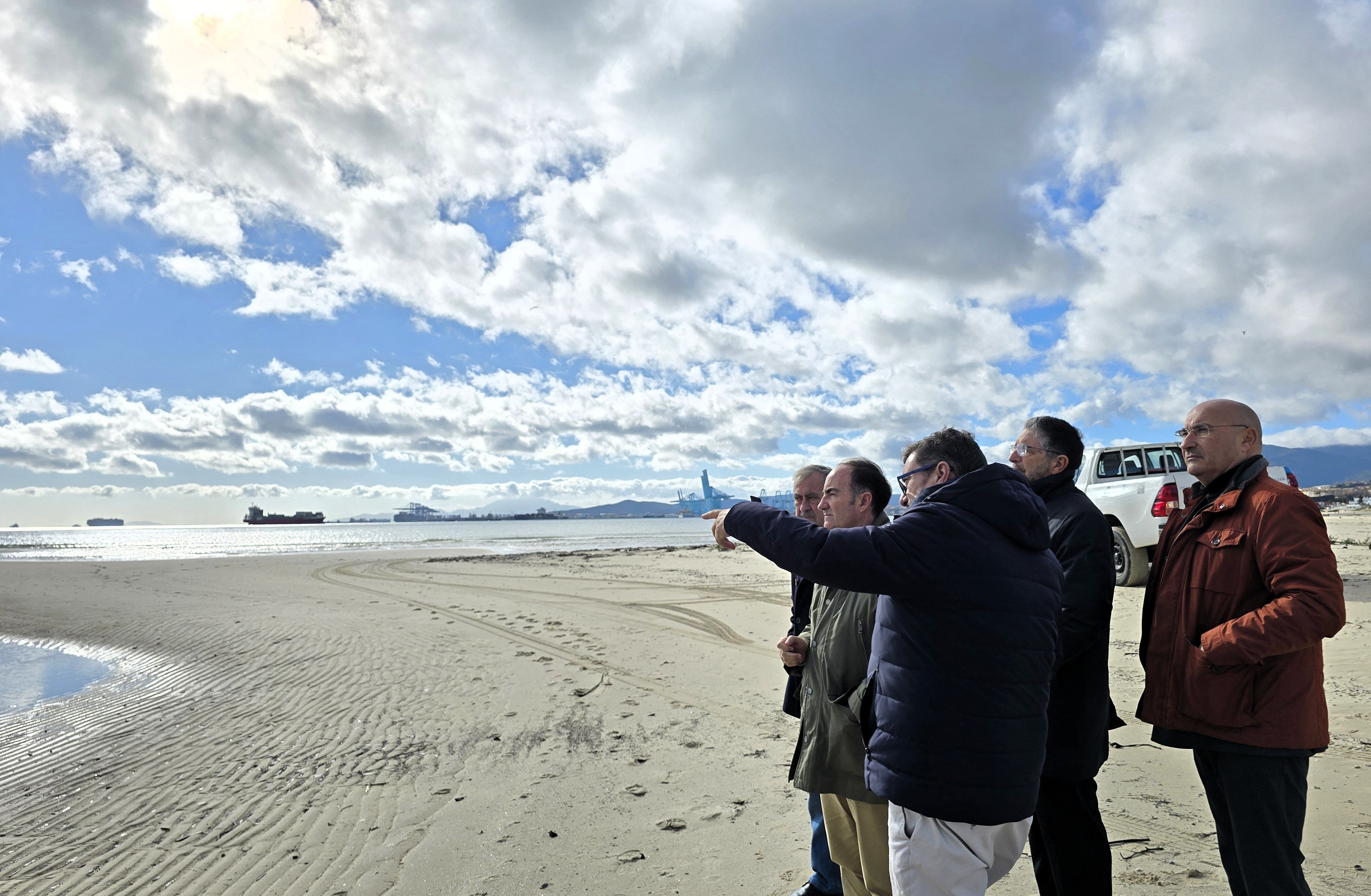 Visita APBA, Ayto y Costas Playa Rinconcillo. enero 2026 Titular: Puerto, Ayuntamiento y Demarcación de Costas inspeccionan el estado de El Rinconcillo tras el paso de la última borrasca