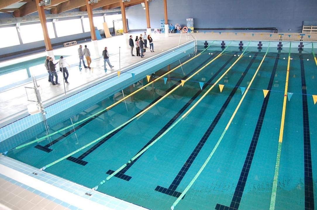 El PSOE reclama la apertura de la piscina de Los Barrios, "que lleva un año cerrada"