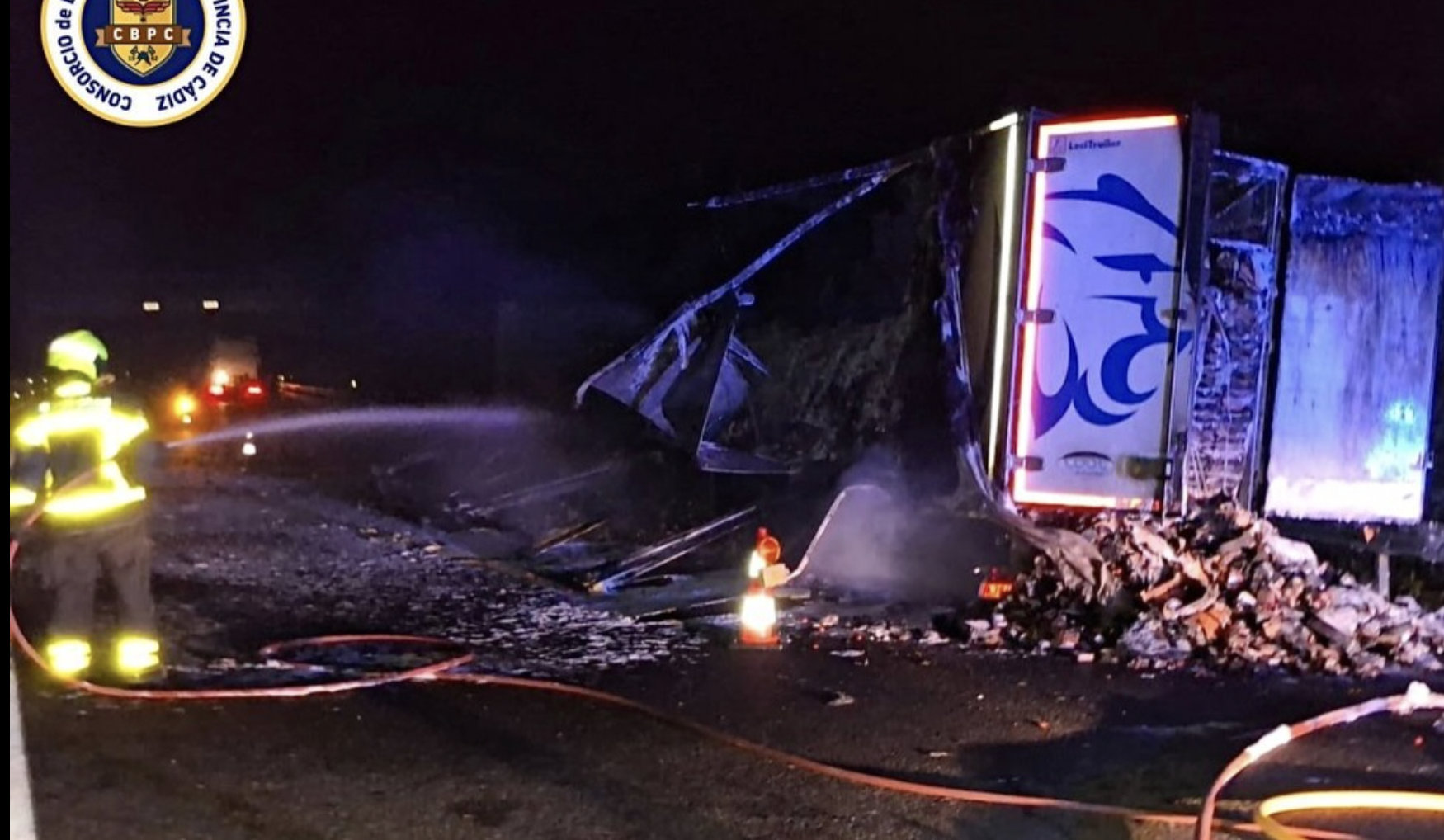 Siete intensas horas para sofocar un incendio de un camión en la A-7 en San Roque