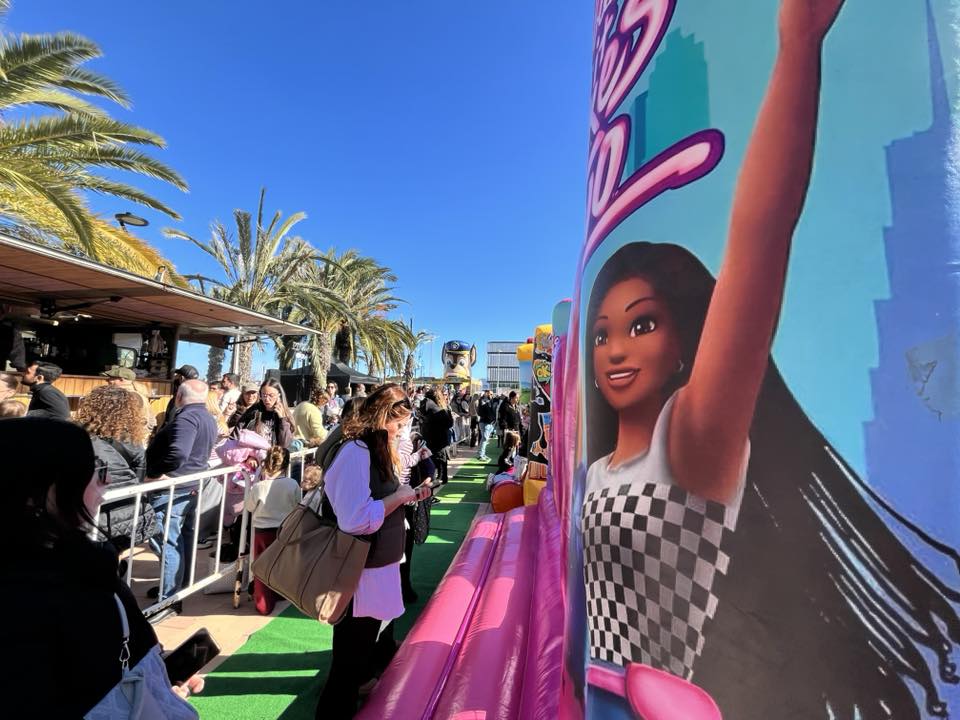 El Lago Marítimo acoge un parque de castillos hinchables en la Miniferia Infantil