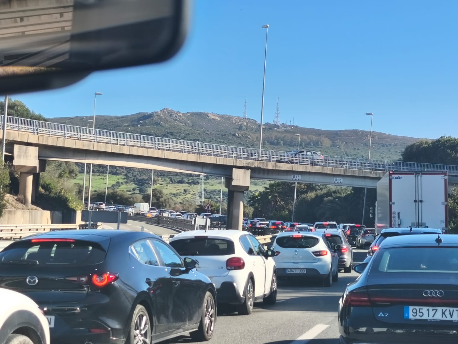 Retenciones y desvío de la circulación en la A-7 en San Roque por la retirada del camión accidentado el sábado