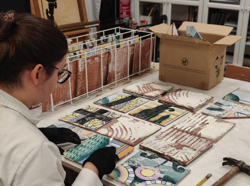 El Ayuntamiento de Algeciras restaura los dos murales del Edificio ‘Guillermo Pérez Villalta’