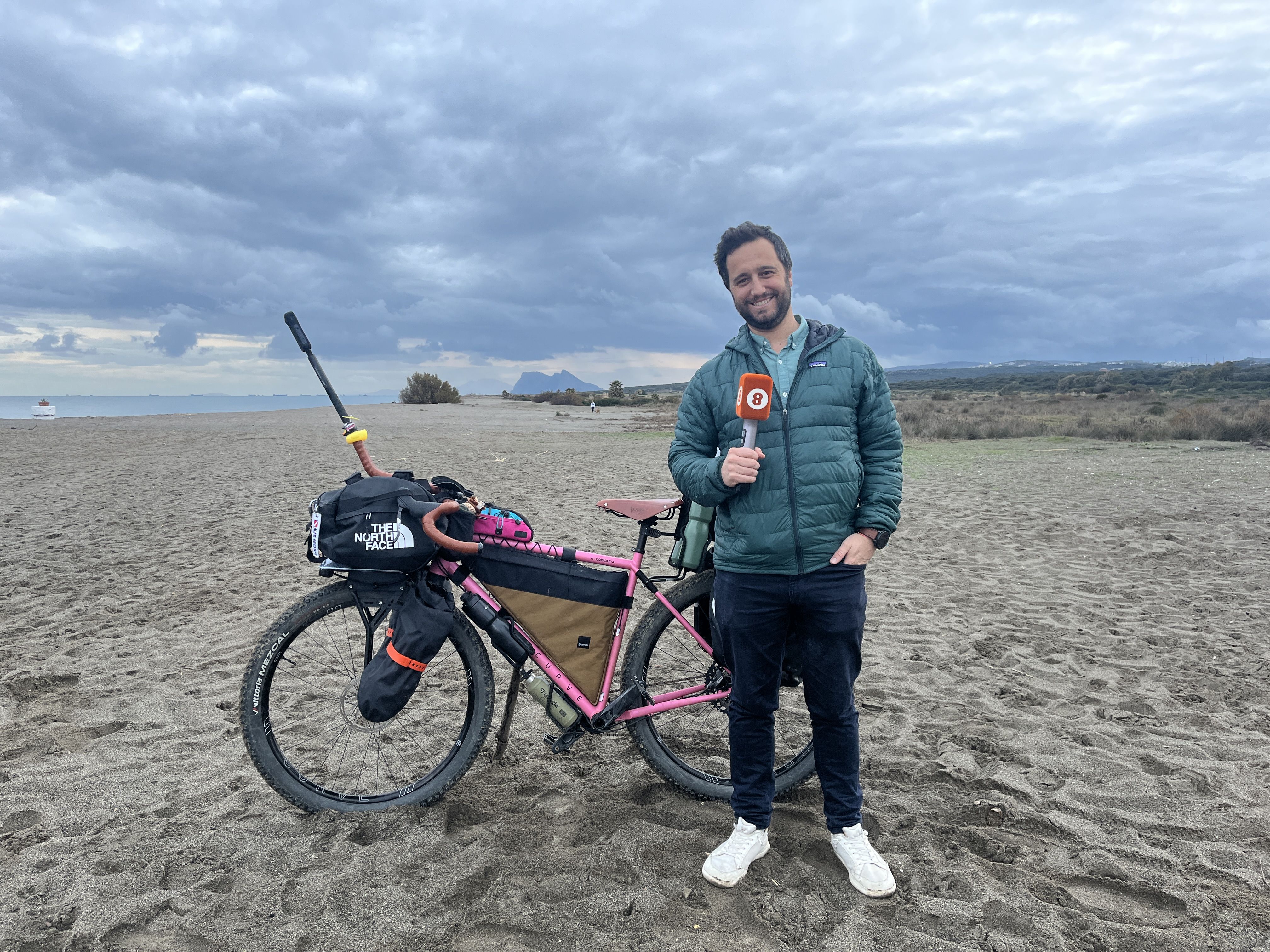 De Tarifa a Japón en bicicleta: así es la aventura de un sanroqueño para ayudar a niñas en India
