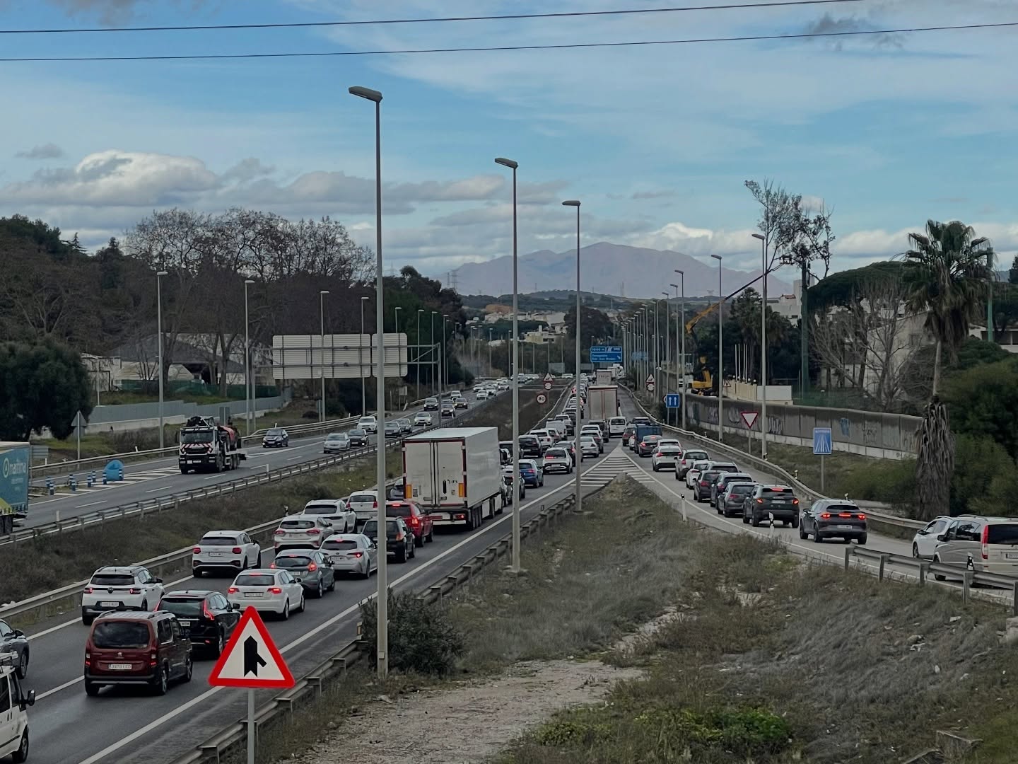 Un accidente sin heridos en la A-7 provoca importantes retenciones a la altura de Guadacorte