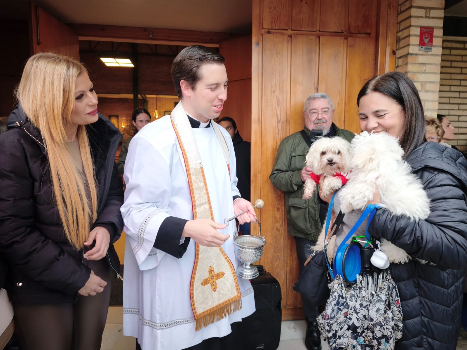 El reverendo padre Antonio Jesús López García-Mohedano ha sido el encargado de bendecir a las mascotas al finalizar la misa. Las mascotas de Algeciras reciben la bendición un año más en la Parroquia de San Antonio