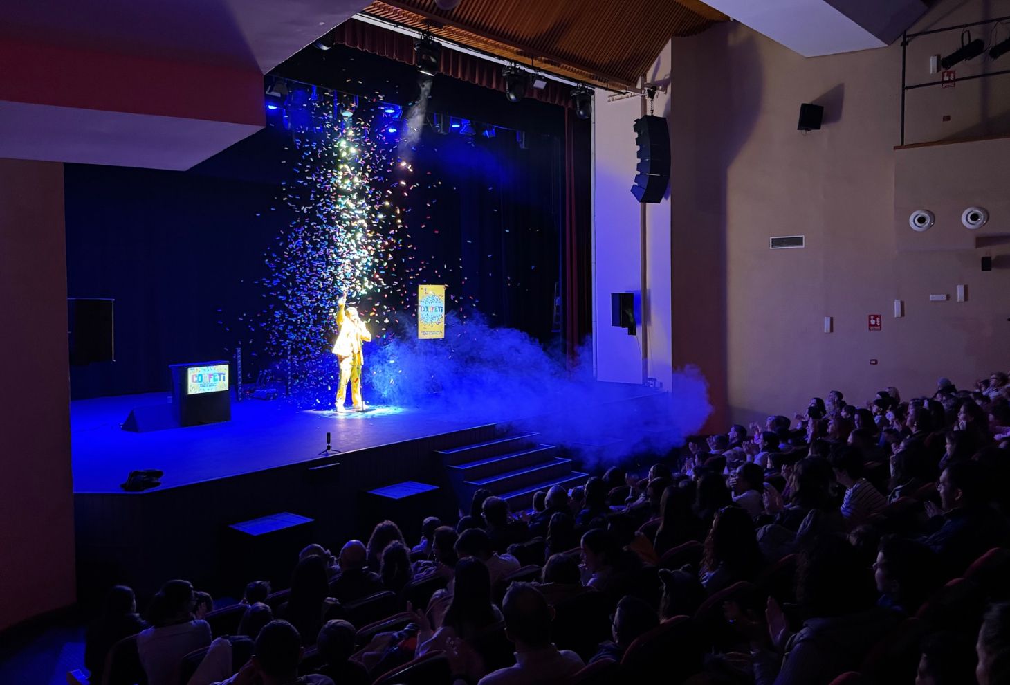 Los más pequeños disfrutan de la magia y el confeti en el Juan Luis Galiardo