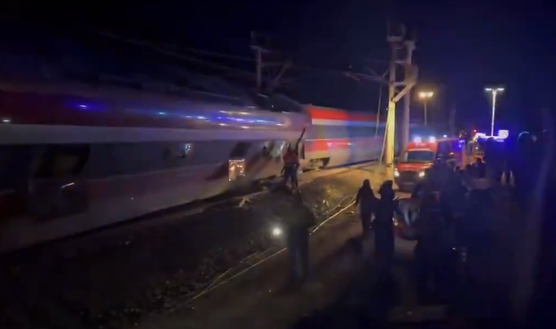Al menos diez muertos y 25 heridos graves tras chocar dos trenes en Córdoba