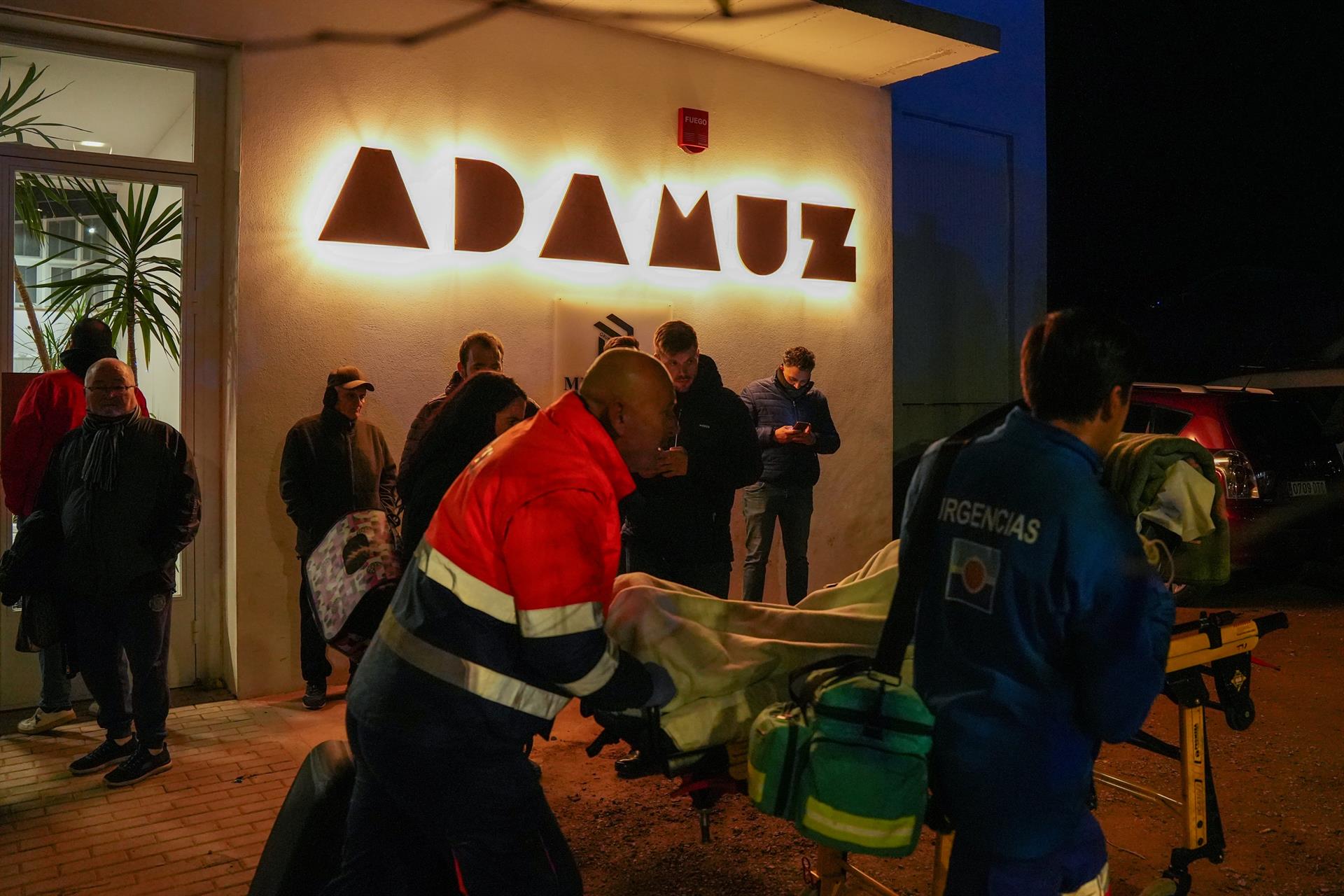Coordinación de los equipos emergencias en el Polideportivo de Adamuz para socorrer a los heridos y fallecidos en el descarrilamiento de dos trenes de alta velocidad en el término municipal, a 19 de enero de 2026 en Adamuz  - Francisco J. Olmo - Europa Press