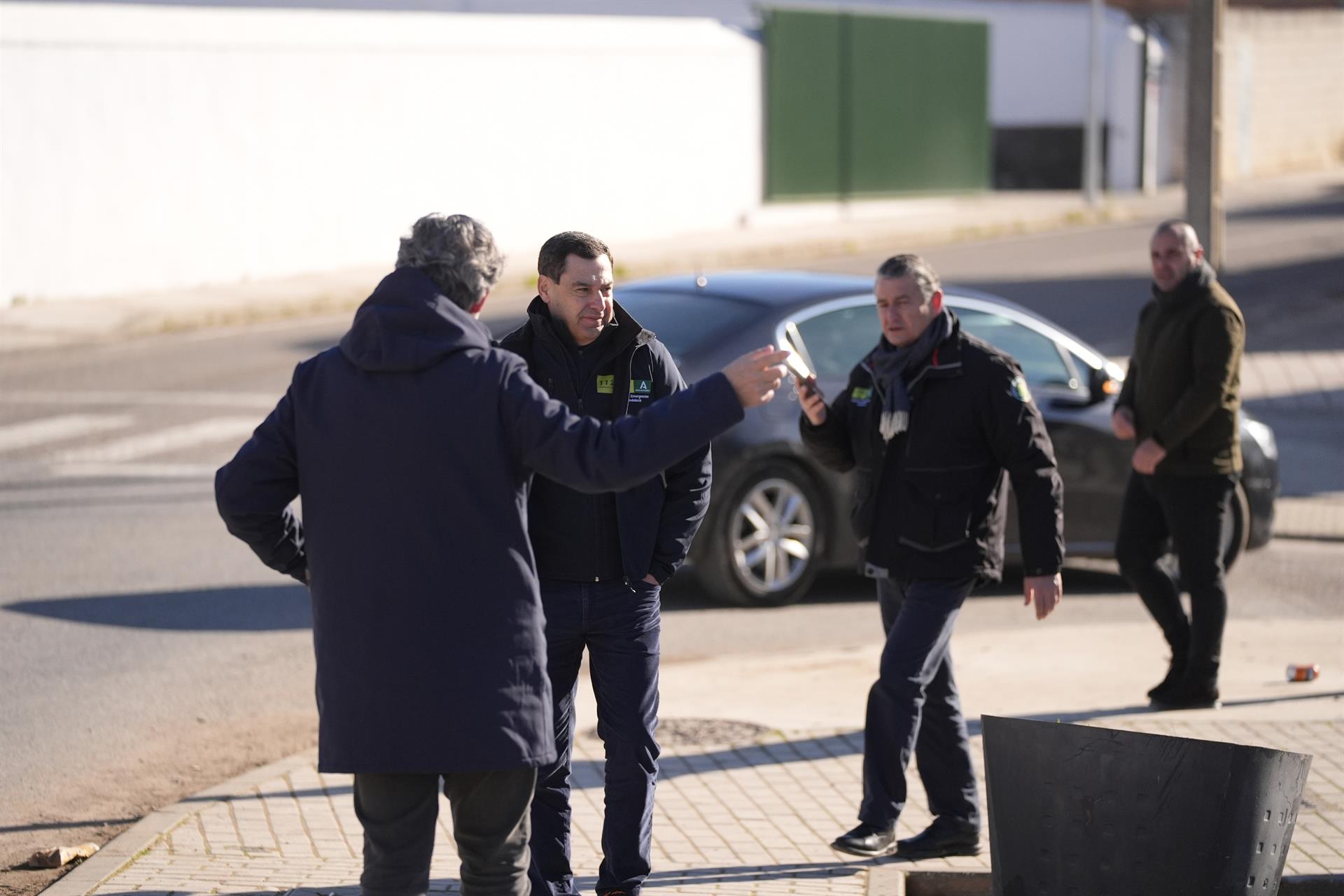 El presidente de la Junta de Andalucía, Juanma Moreno, y el consejero de Sanidad, Antonio Sanz, este lunes en Adamuz (Córdoba). - Joaquin Corchero - Europa Press