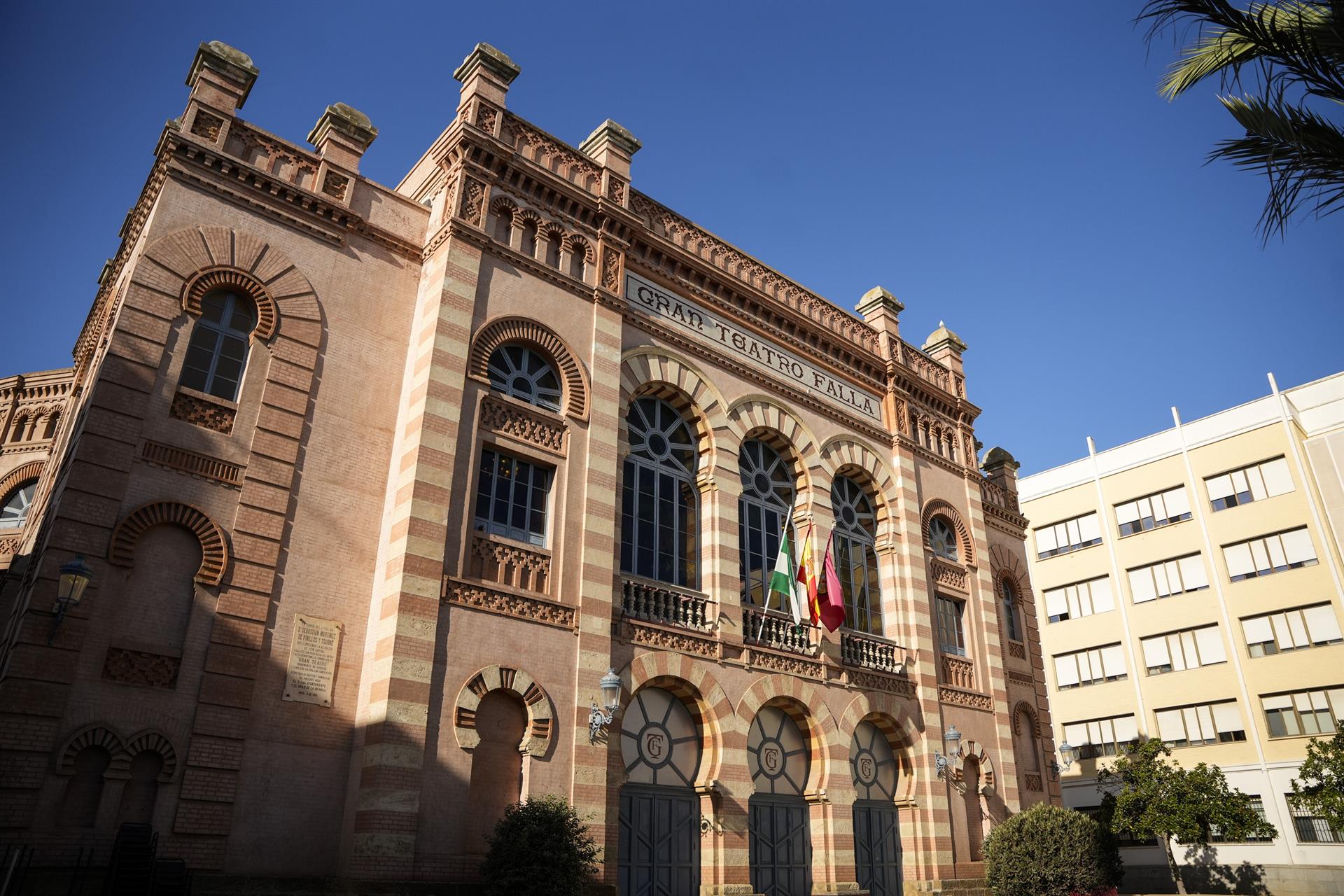 El Carnaval de Cádiz suspende la sesión de este lunes del COAC en señal de duelo por la tragedia de Adamuz. Foto: Archivo - Vista exterior de la fachada principal del Gran Teatro Falla de Cádiz. - JOAQUIN CORCHERO/EUROPA PRESS - Archivo