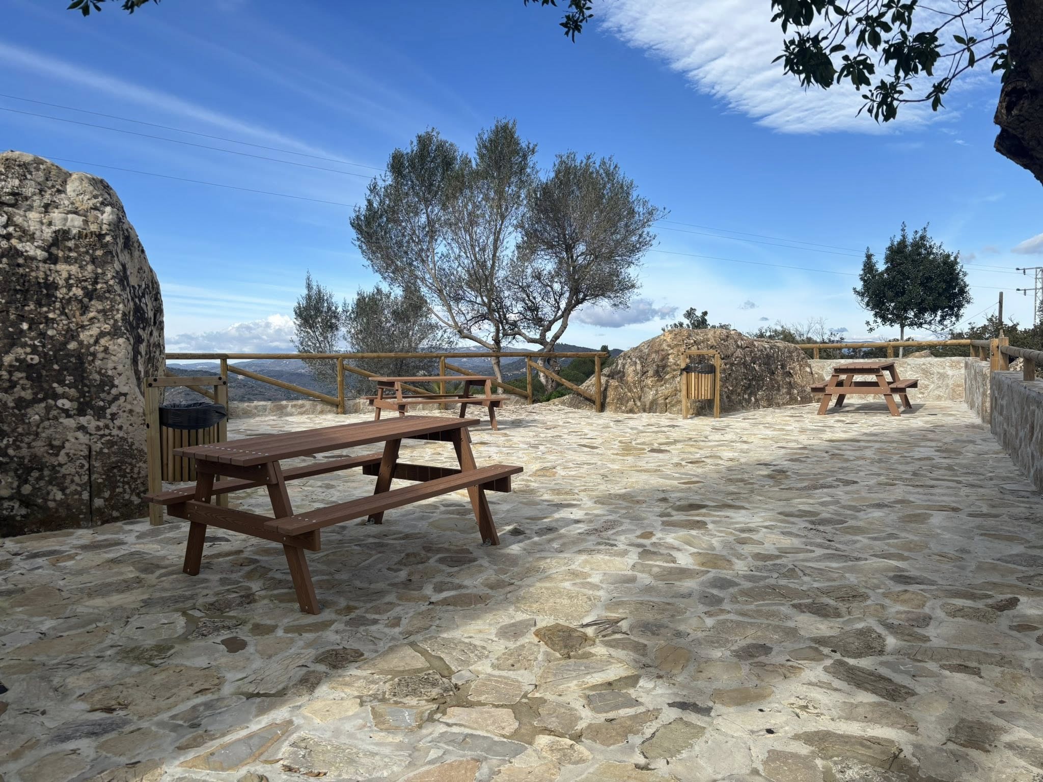 Zona de descanso, punto 'selfie' y merenderos: así es el nuevo mirador del Castillo de Castellar 