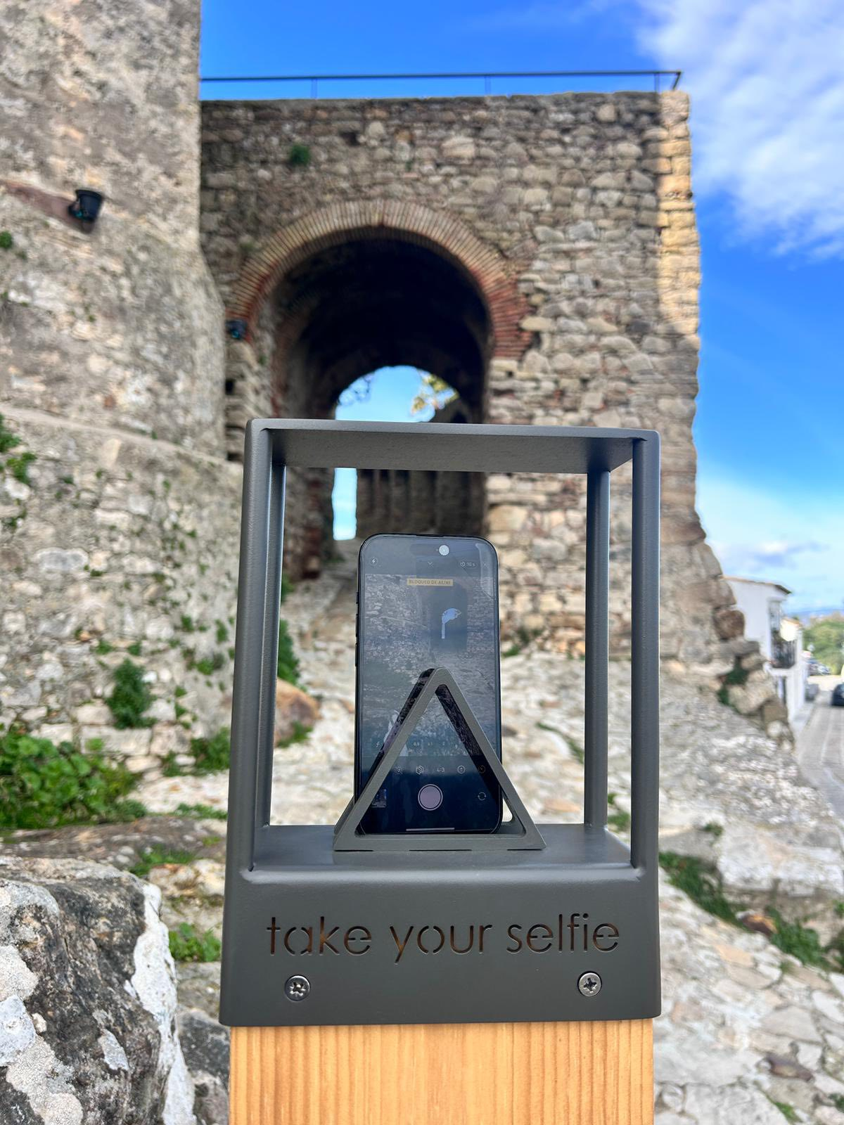 Castellar estrena dos puntos ‘selfie’ con audioguía en el Castillo para potenciar el turismo digital