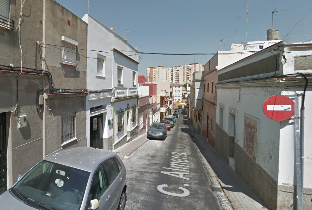 La rotura de una tubería deja sin agua a las calles Almería, Tenerife y alrededores en Algeciras