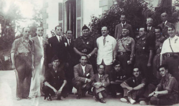 Lámina 2. Nombramiento de la nueva corporación municipal. Con chaqueta blanca en el centro, Emilio Griffiths. Colección particular