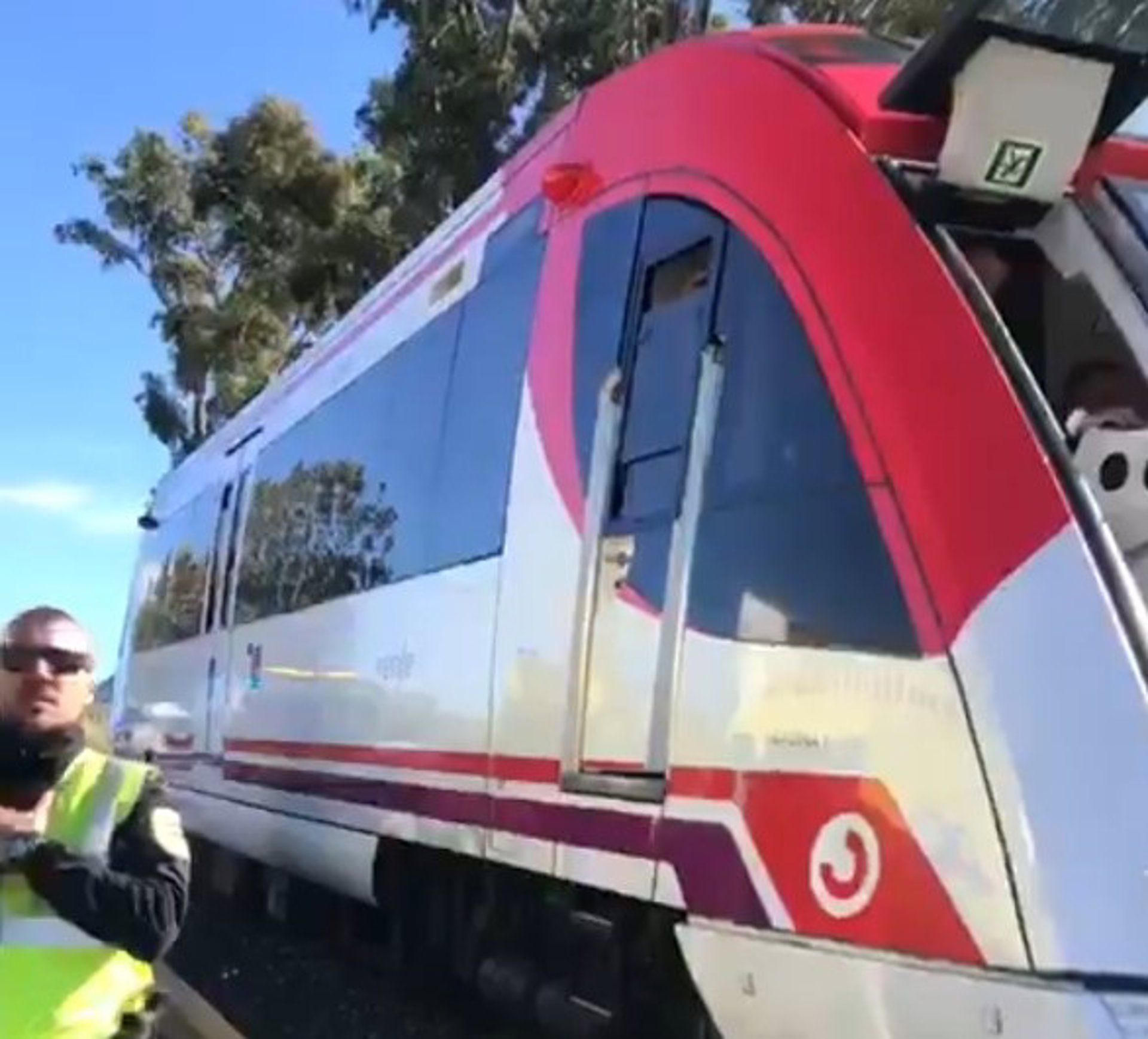 Imagen del tren de vía estrecha siniestrado cerca de Cartagena - X Un tren choca contra una grúa en Alumbres (Cartagena) y deja varios heridos leves