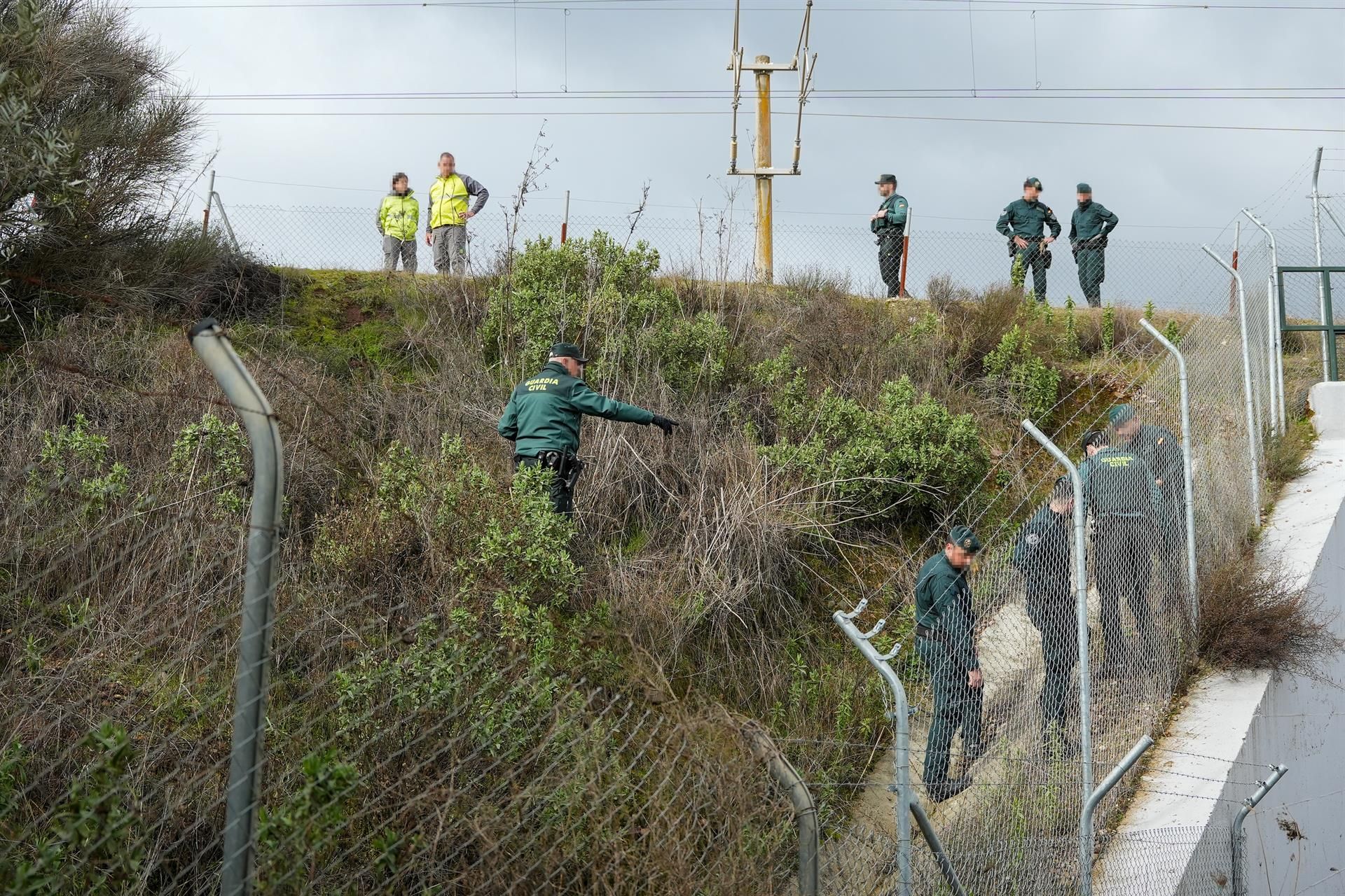 Agentes de la Guardia Civil durante la búsqueda para localizar a dos personas que viajaban en los trenes accidentados. A 22 de enero de 2026, Adamuz, Córdoba (Andalucía, España). - Francisco J. Olmo - Europa Press
