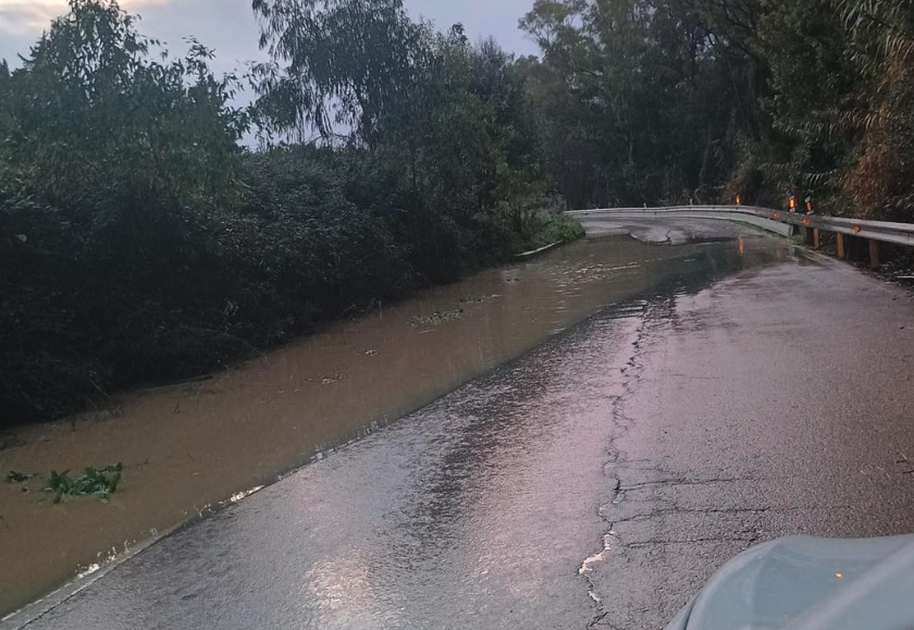 Carretera de Tesorillo. Imagen del Ayuntamiento. Las lluvias de esta madrugada provocan acumulación de agua en la carretera CA-513 de Tesorillo