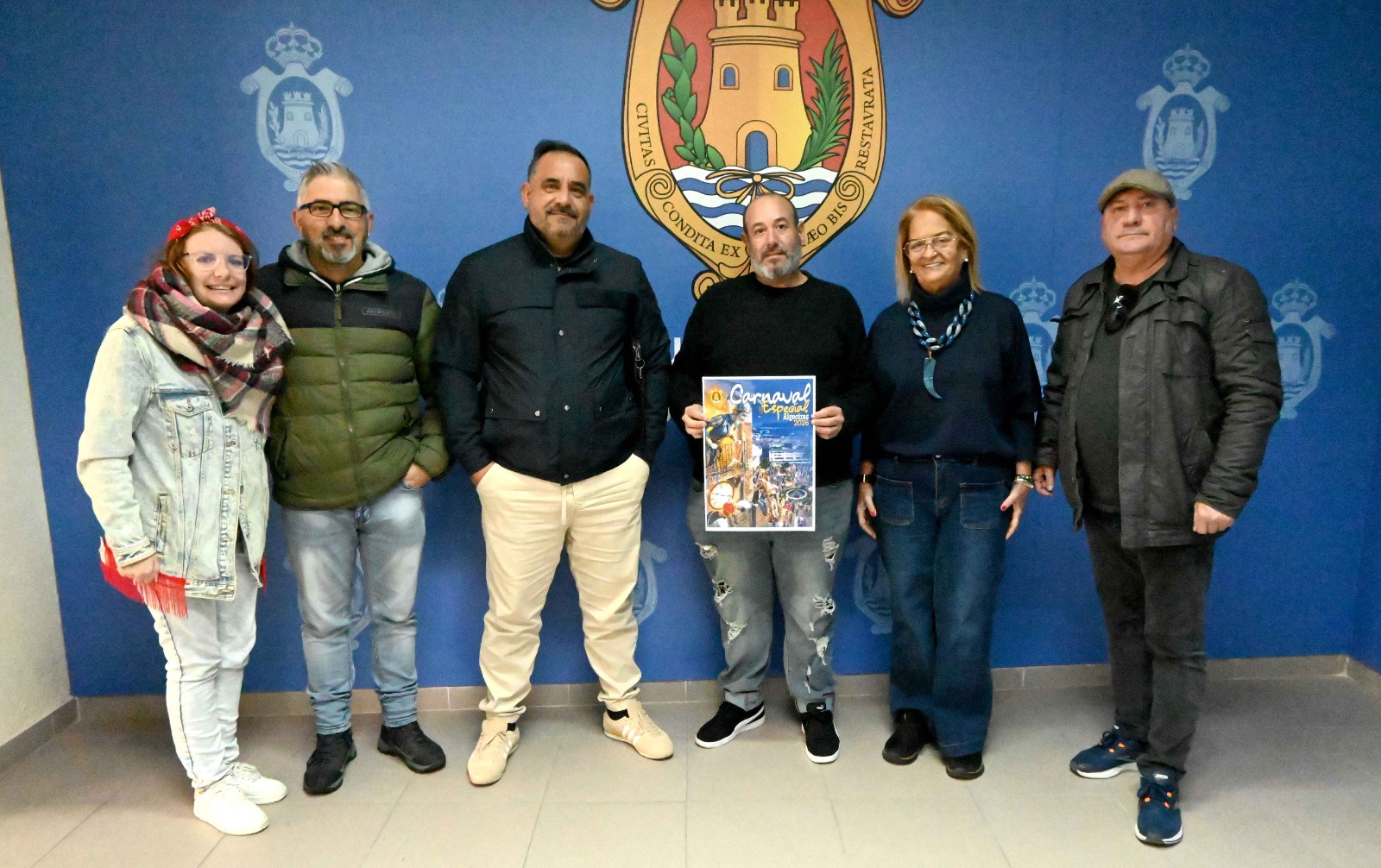  La edil junto al jurado y el cartel seleccionado. En Algeciras, viernes 23 de enero de 2026.