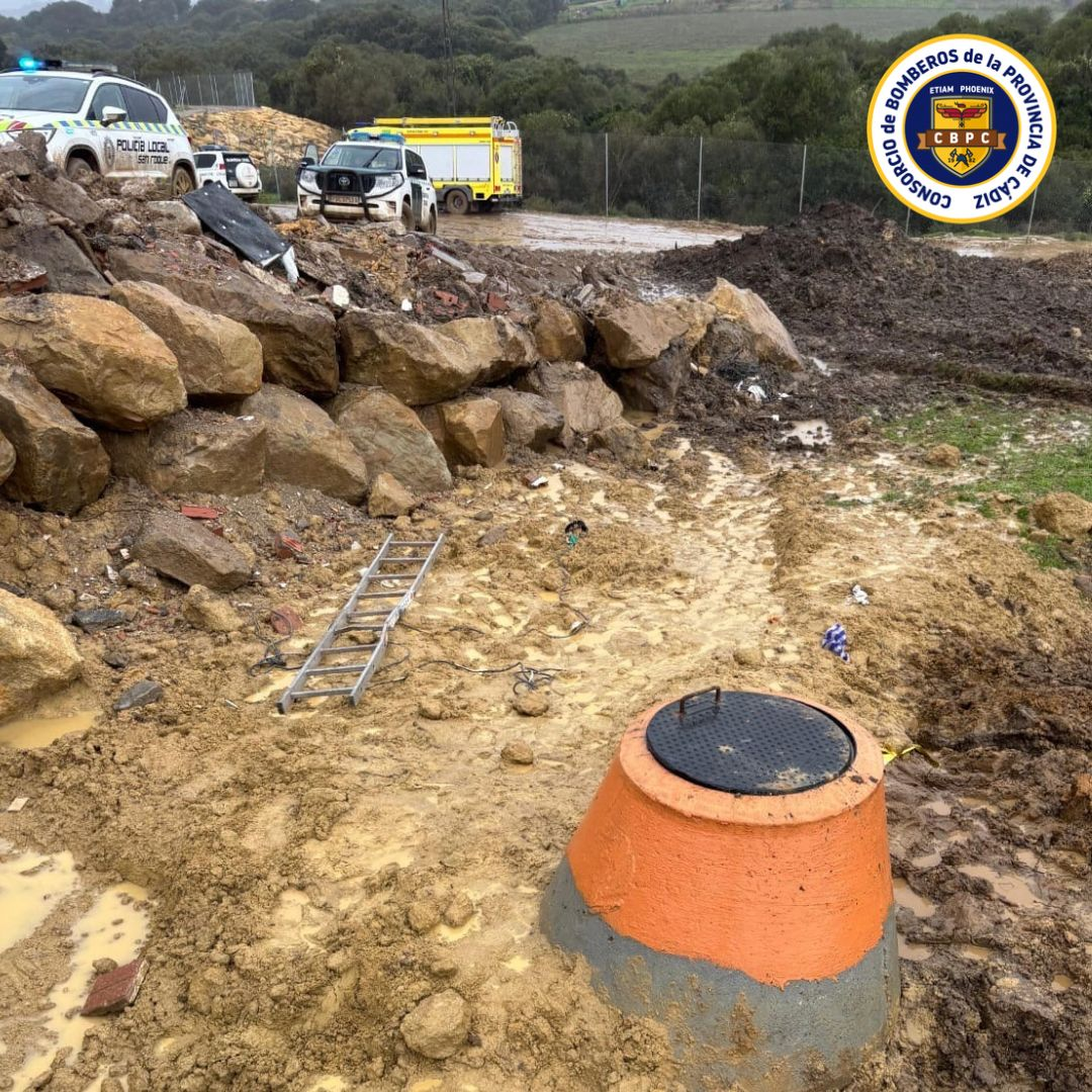 Rescatados con vida dos operarios tras caer en una arqueta en una finca de San Roque