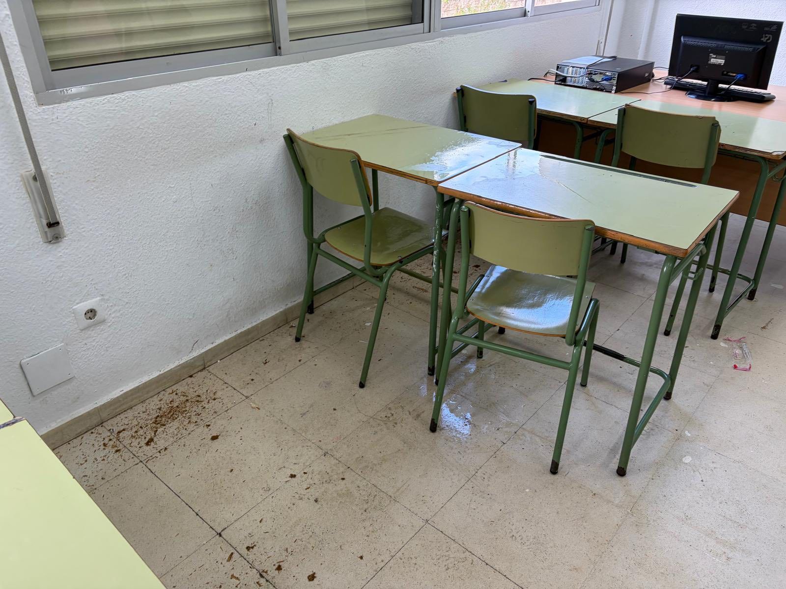 Cinco aulas y la zona de usos múltiples del IES Hozgarganta, cerradas por goteras y desprendimientos