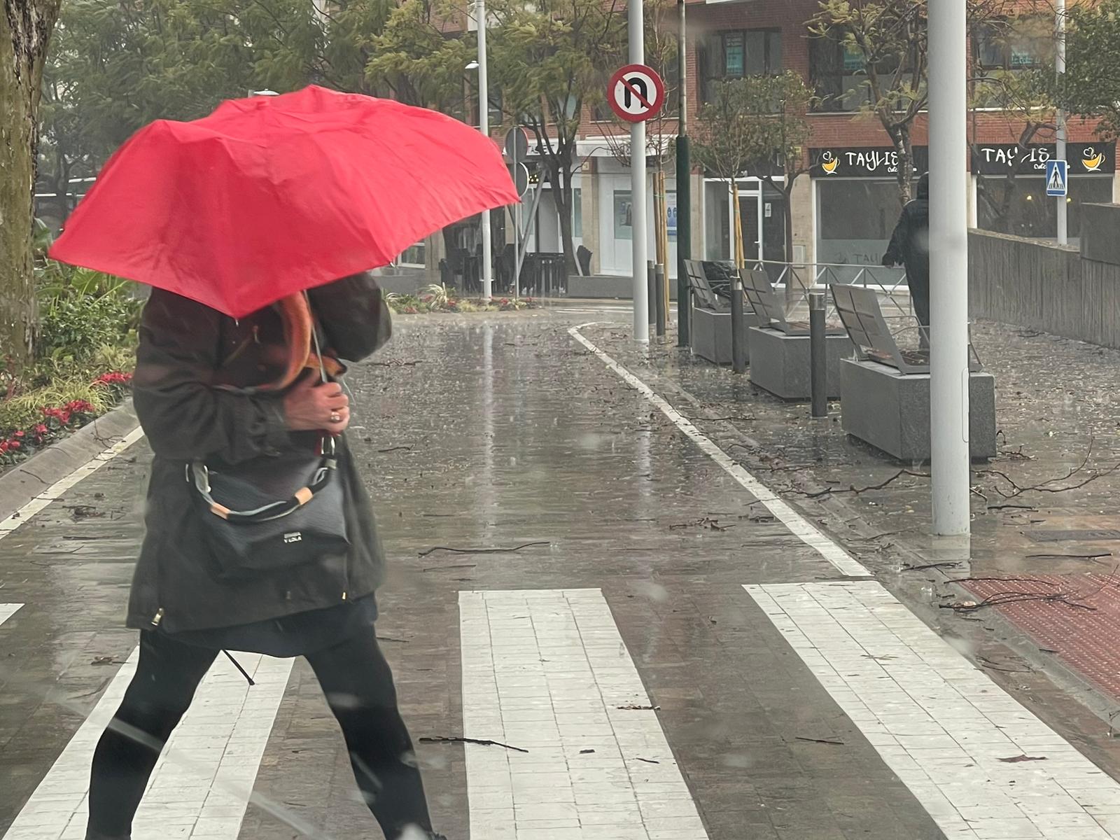 Algeciras cierra parques e instalaciones deportivas ante la alerta amarilla por vientos y lluvia 