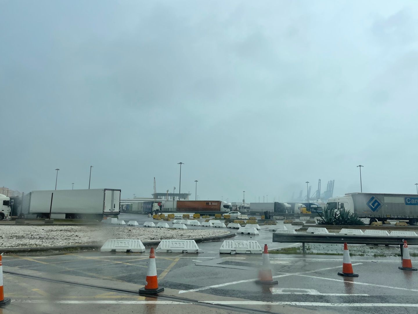 Solicitan a camioneros esperar en otras áreas al estar repleto el Puerto y estaciones de servicios de la comarca Solicitan a camioneros esperar en otras áreas al estar repleto el Puerto y estaciones de servicios de la comarca