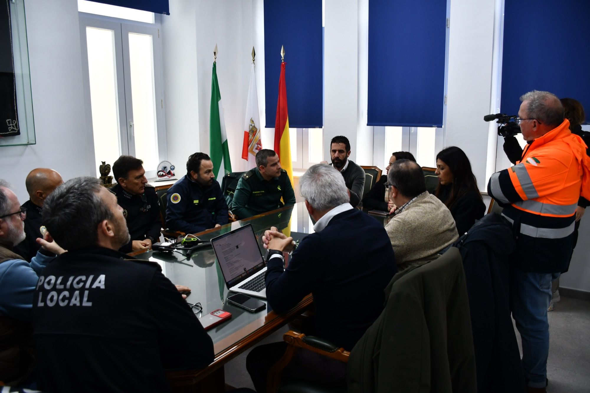 Imagen de la reunión de Emergencias. San Roque desaloja las viviendas junto al río Guadiaro y la zona de Pasada Honda por el temporal 