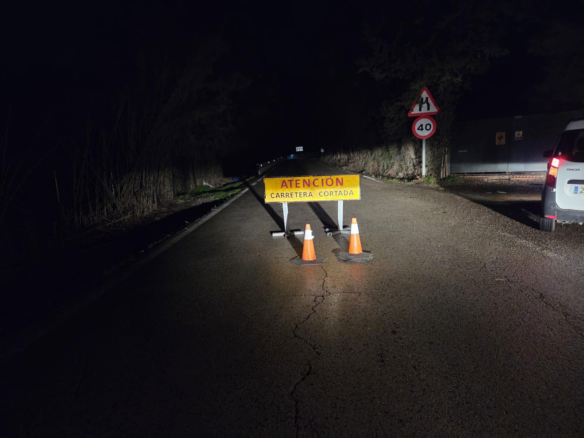 Imagen de archivo de ayer. Una carretera cortada en Tesorillo por la lluvia de ayer. Cortadas algunas carreteras de Tesorillo por el temporal de viento Imagen de archivo de ayer. Una carretera cortada en Tesorillo por la lluvia de ayer. Cortadas algunas carreteras de Tesorillo por el temporal de viento