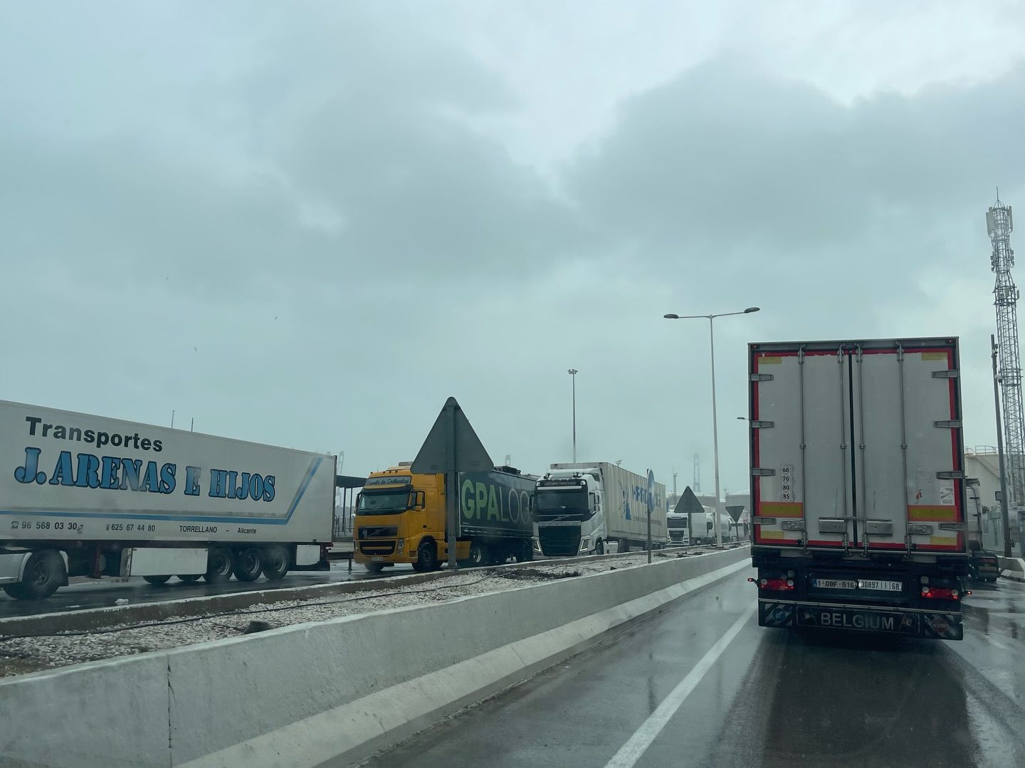 Imagen de 8Directo. El puerto de Algeciras mantiene cerrado el acceso a camiones y canceladas sus salidas por la borrasca Imagen de 8Directo. El puerto de Algeciras mantiene cerrado el acceso a camiones y canceladas sus salidas por la borrasca