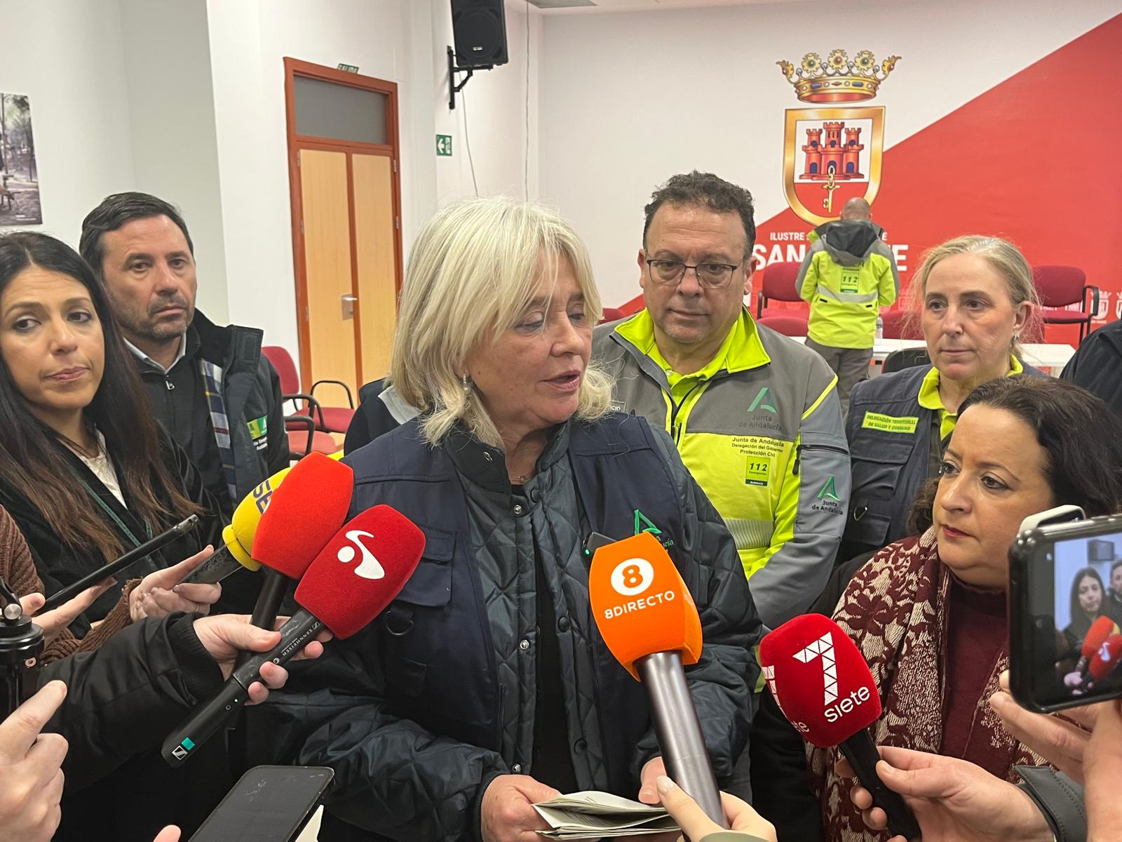 La delegada de la Junta en Cádiz, Mercedes Colombo, atiende a los medios sobre la última hora del temporal y sus incidencias, desde el puesto de mando avanzado instalado en San Roque. Foto: F.M.  / 8Directo