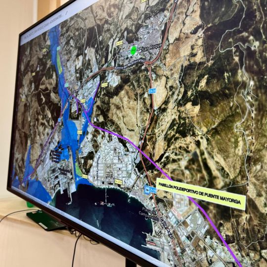 Reunión de la Junta, Ayuntamiento de San Roque y cuerpos de seguridad del estado desde el puesto de mando en San Roque.