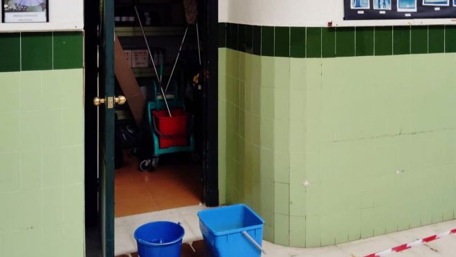 Cubos y goteras en IES Levante.