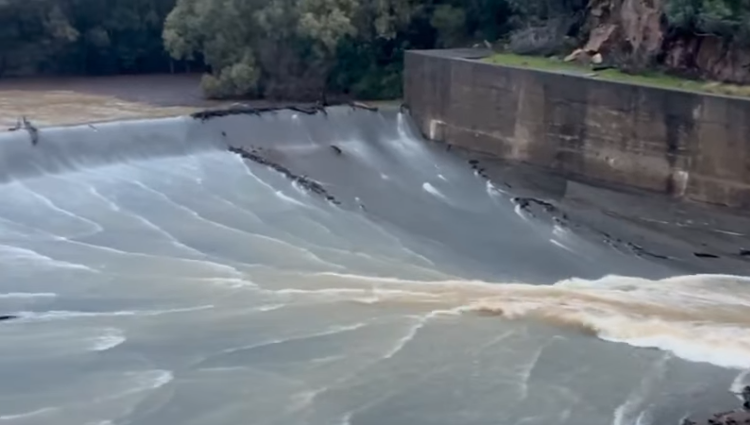 El pantano de Guadarranque alcanza el 100 % y mantiene activo el desagüe bajo vigilancia El pantano de Guadarranque alcanza el 100 % y mantiene activo el desagüe bajo vigilancia