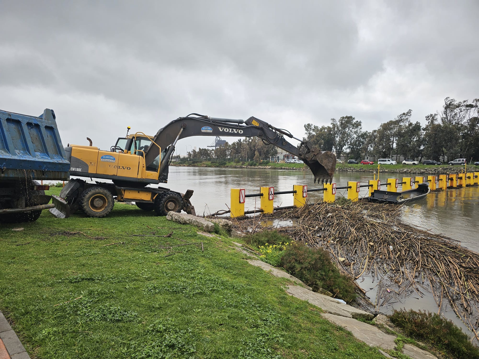 San Roque limpia la barrera antinarcos del río Guadarranque para facilitar la llegada del agua al mar