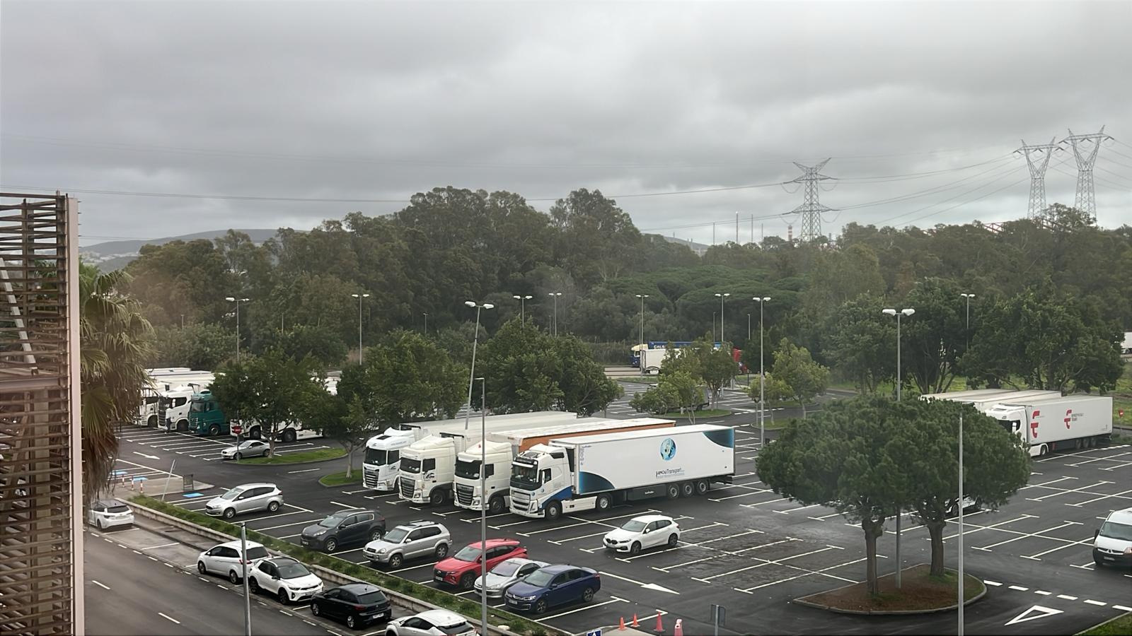 Los camiones comienzan a embarcar desde Algeciras pero la normalidad tardará varios días en llegar