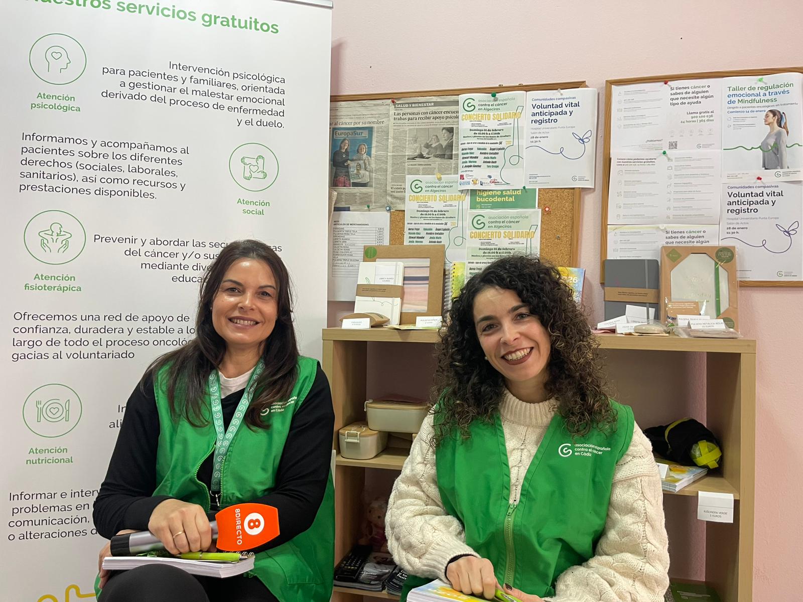 Algeciras inicia febrero con un gesto de solidaridad contra el cáncer. En la foto Rosa y Marisa, voluntaria y trabajadora social, respectivamente. Algeciras inicia febrero con un gesto de solidaridad contra el cáncer. En la foto Rosa y Marisa, voluntaria y trabajadora social, respectivamente.