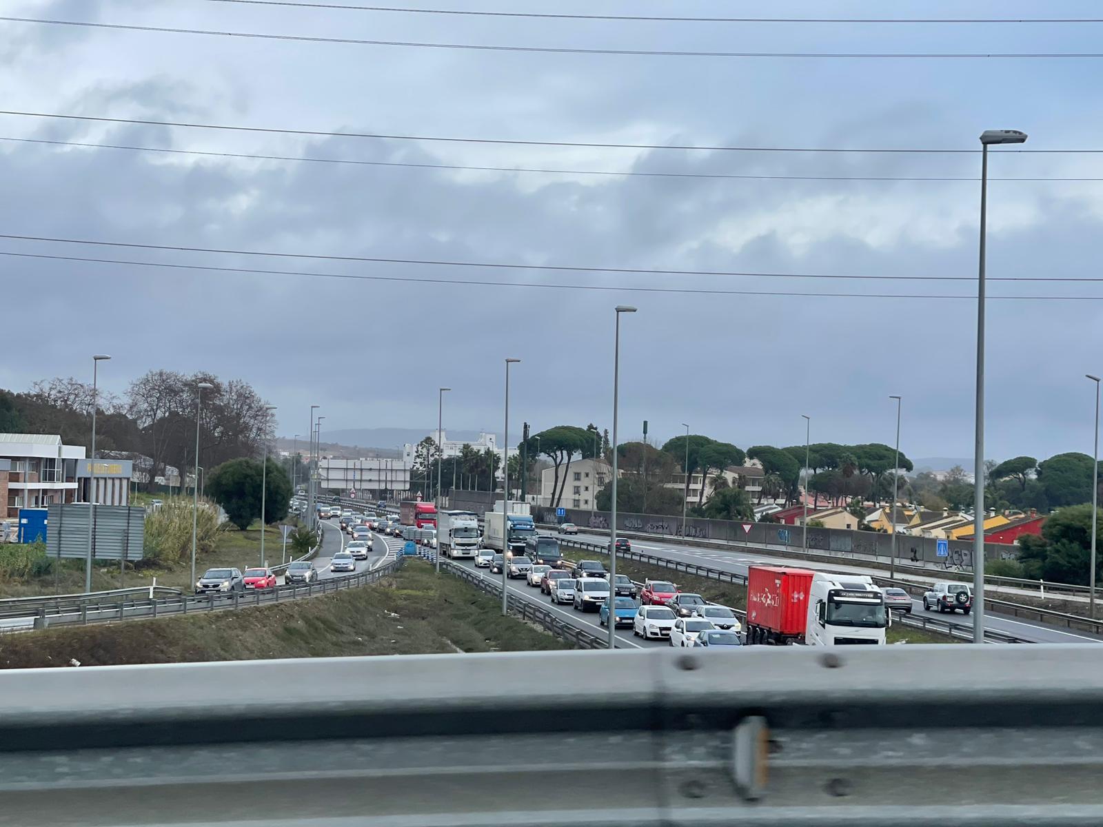 Importantes retenciones en Algeciras por la acumulación de camiones pendientes de embarque Importantes retenciones en Algeciras por la acumulación de camiones pendientes de embarque