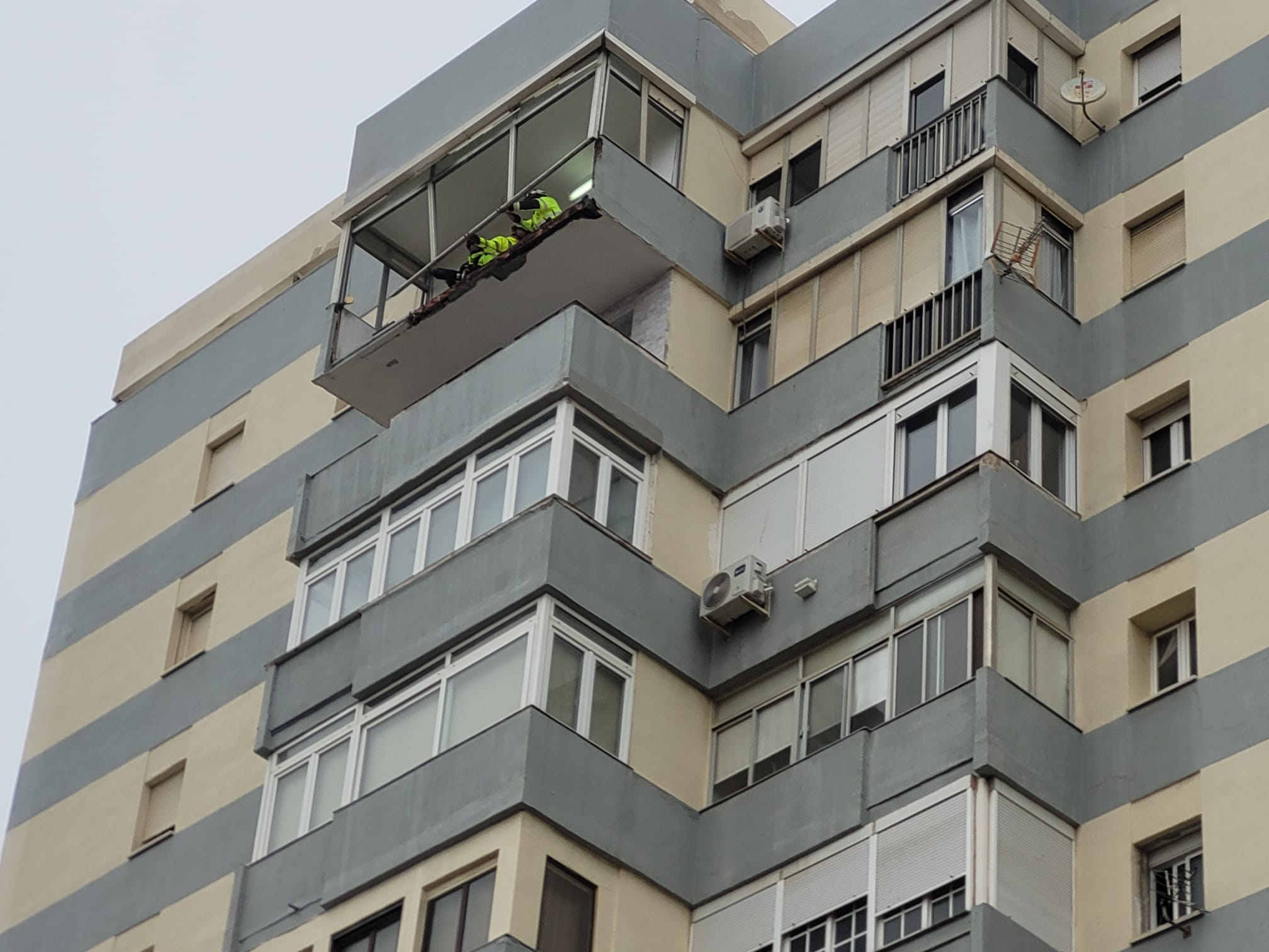 Imagen de la caída de un balcón en La Línea sin dejar heridos. Bomberos comprobando el balcón afectado. 