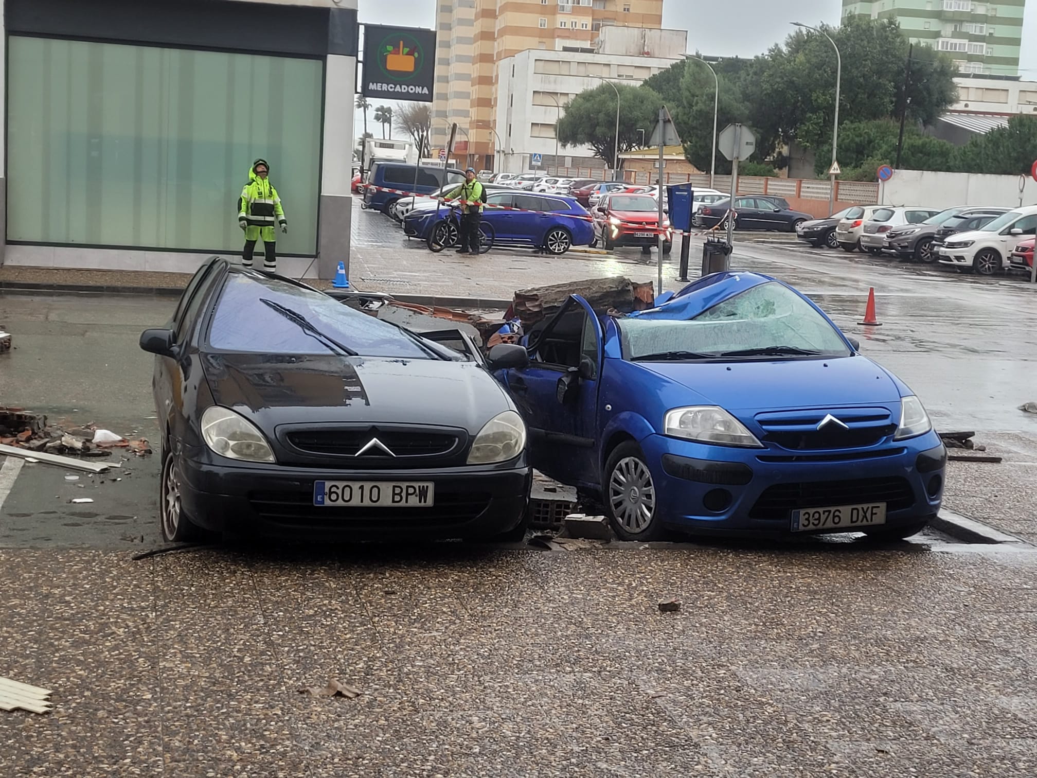 Imagen de 8Directo. Un balcón cae sobre dos vehículos en La Línea sin dejar heridos Imagen de 8Directo. Un balcón cae sobre dos vehículos en La Línea sin dejar heridos