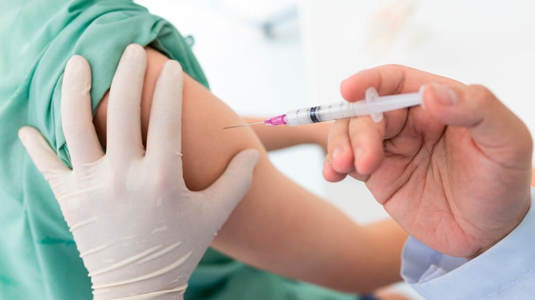 Andalucía prevé iniciar la vacunación de covid-19 y gripe alrededor en octubre. Vacuna covid. Archivo.