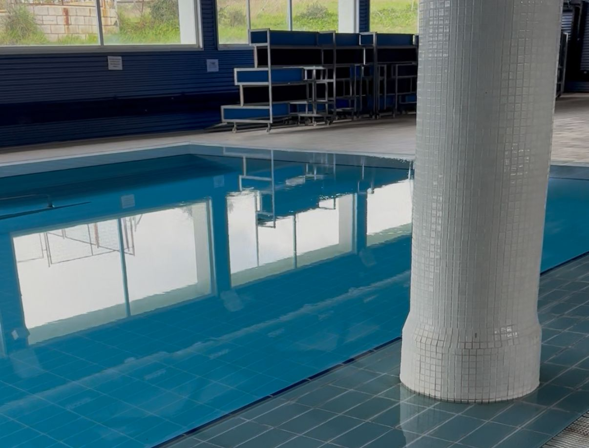 La piscina cubierta de Los Barrios reabre este miércoles tras meses de remodelación La piscina cubierta de Los Barrios reabre este miércoles tras meses de remodelación