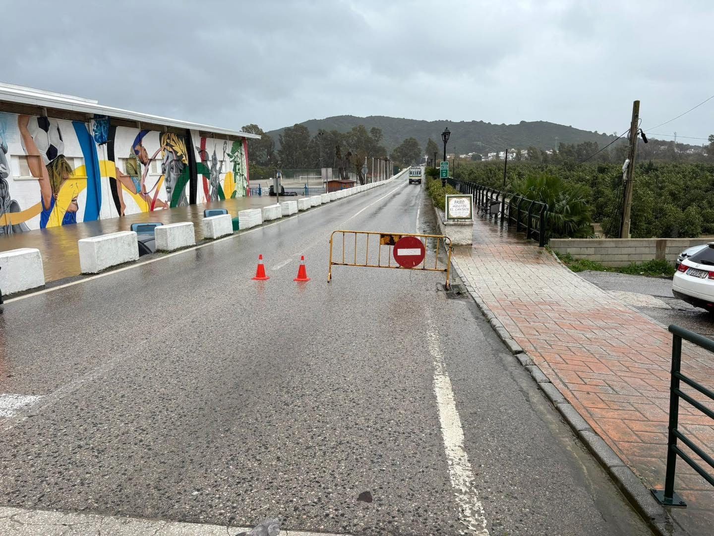 Tesorillo se queda incomunicado tras el corte de todas sus carreteras de acceso