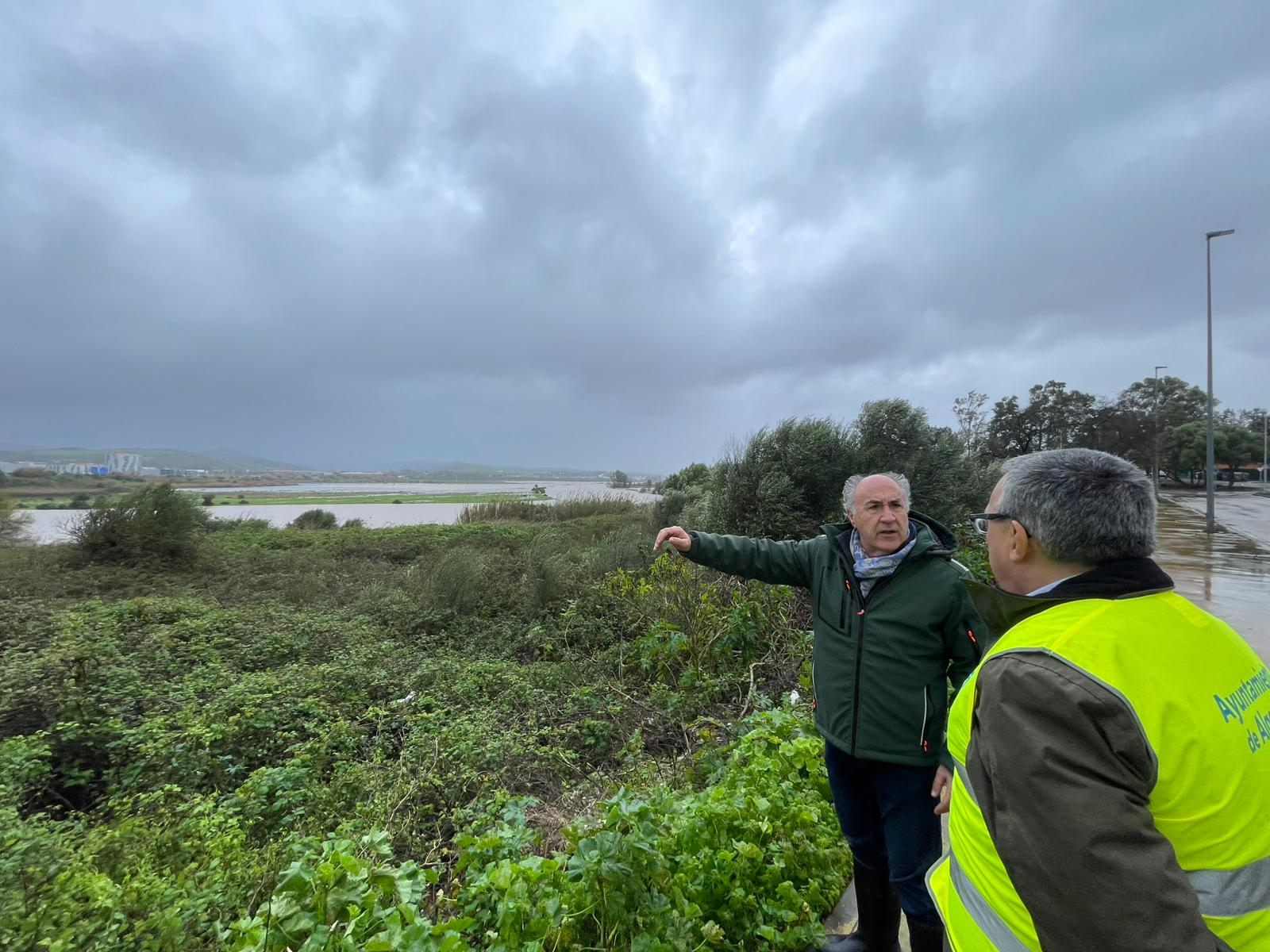 Landaluce comprueba el caudal del río Palmones, en su ribera algecireña. Algeciras refuerza la vigilancia de ríos y arroyos ante el aumento de las lluvias.
