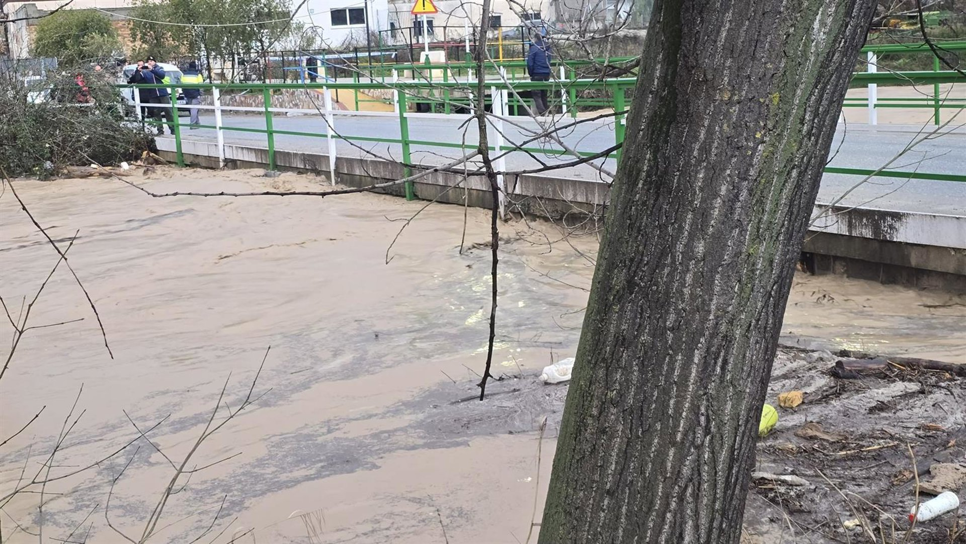 Uno de los puentes en Jimena a punto de ser inundado por el cauce del río. - AYUNTAMIENTO DE JIMENA.