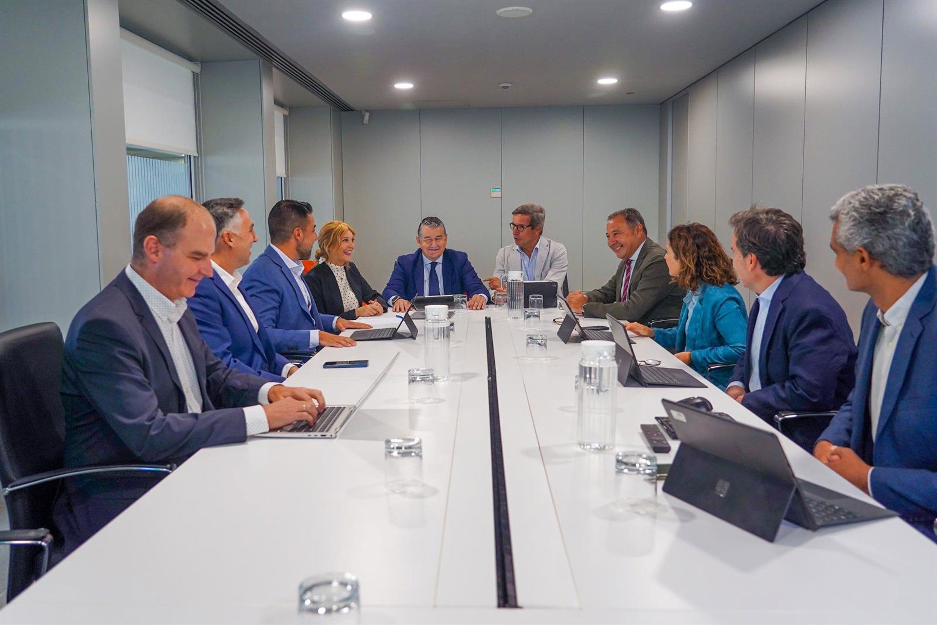 Los consejeros Antonio Sanz y Jorge Paradela, en una imagen de archivo de una visita a la sede de la Unidad Aceleradora de Proyectos (UAP). - Francisco J. Olmo - Europa Press - Archivo