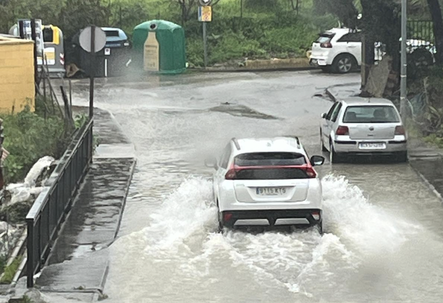 Los vecinos de Las Herrizas en Algeciras regresan a sus domicilios tras la bajada del agua