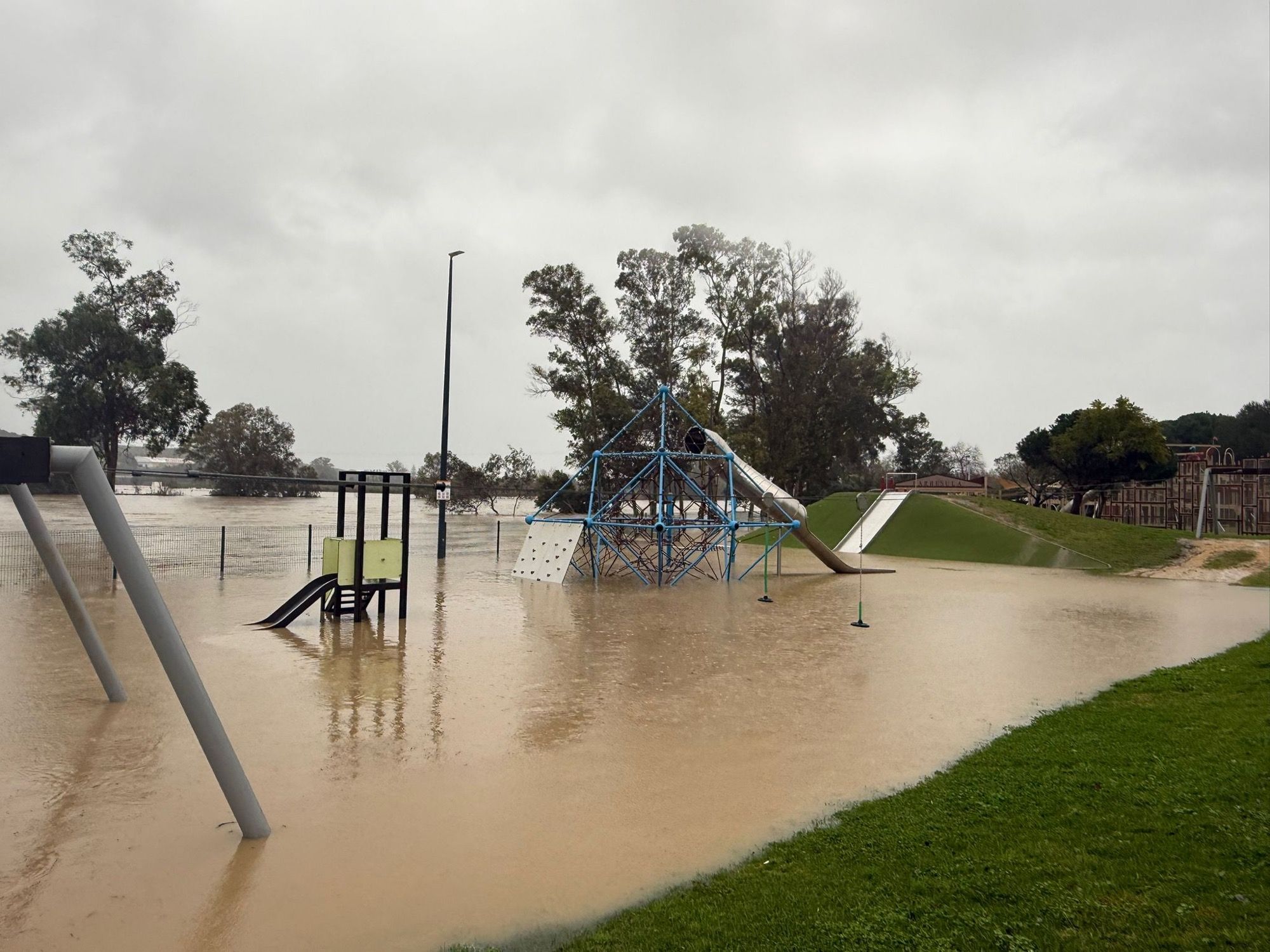 San Roque retoma este jueves la atención al público aunque con la mirada puesta en la crecida de los ríos. Foto: Ayuntamiento de San Roque.