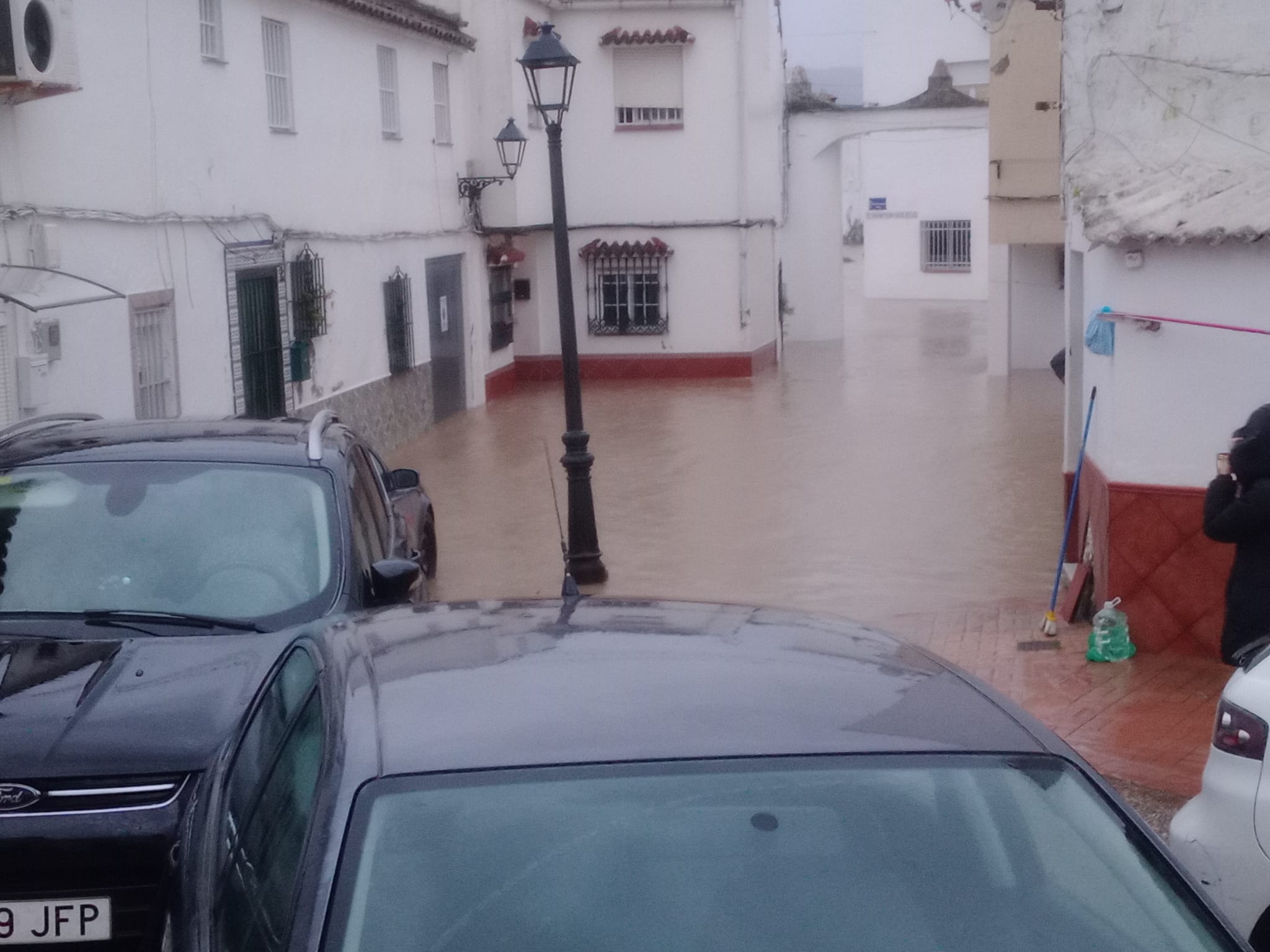 Ciudadanos de Tesorillo lamentan falta de ayuda externa y aseguran que empleados municipales y vecinos realizan rescates 