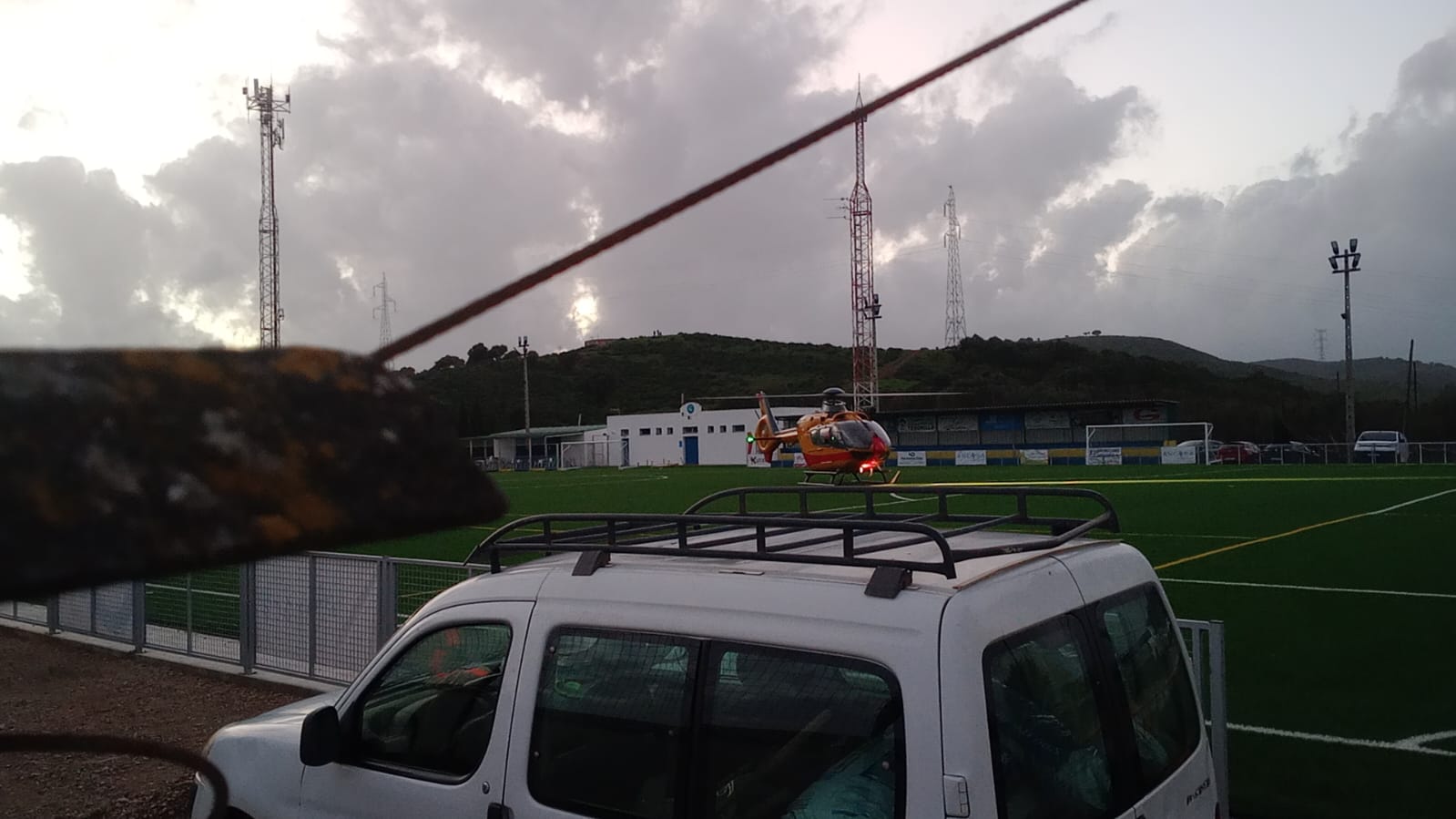 La UME traslada en helicóptero a un vecino de Tesorillo al Hospital de La Línea