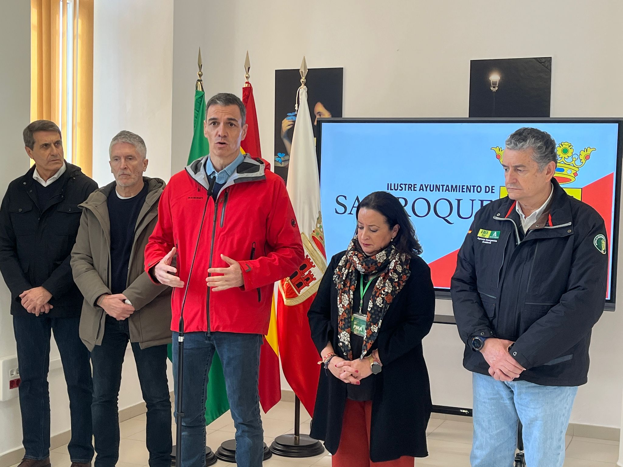 Imagen 8Directo / Pedro Sánchez compareciendo ante los medios en el Puesto de Mando Avanzado, en San Roque. Titular: Pedro Sánchez afirma que se ha desplegado un dispositivo de 10.000 efectivos y que ya piensa en la reconstrucción de zonas afectadas